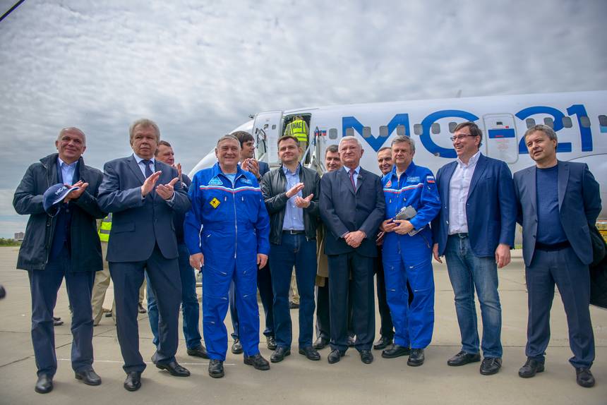 Летчики-испытатели Роман Таскаев (в синем комбинезоне слева) и Олег Кононенко (справа) с руководством Иркутского авиазавода после первого полета МС-21 